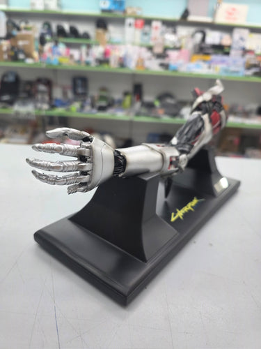 Brazo Johnny Silverhand Cyberpunk 2077 (30 cm)